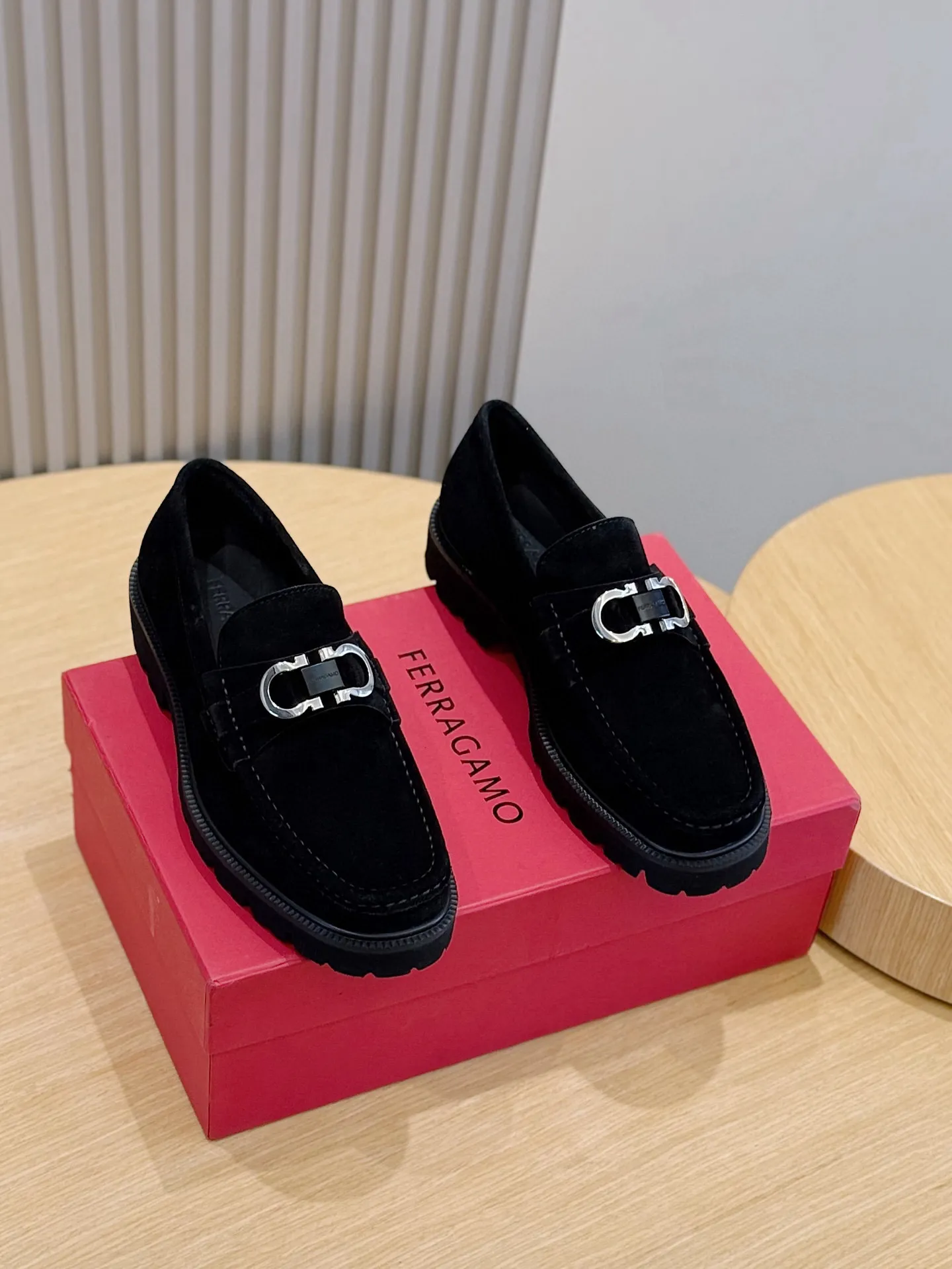 [Ferragamo] Top P: 760💰 Number of yards: 39~44 (38.45. Customized, non-returnable) Ferragamo men's leather derby shoes. The new derby shoes are light in texture and cool in style. They adopt exquisite eyelet uppers and novelly define urban trends. Made of brushed cowhide, it has a plump and rounded toe box and is decorated with delicate wingtip decorative details. Imported cowhide + cowhide lining.